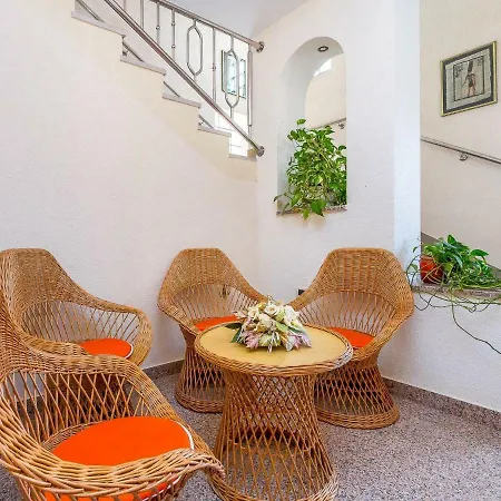 Nevia Apartament *